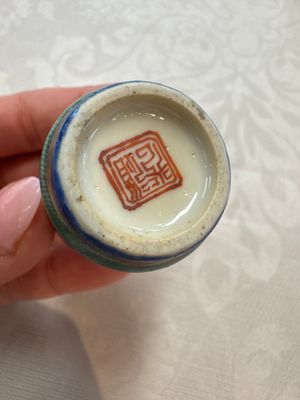 Five Chinese copper-red, blue and white, and polychrome snuff bottles, Yongzheng and Daoguang marks, 19/20th C. — 照片 7