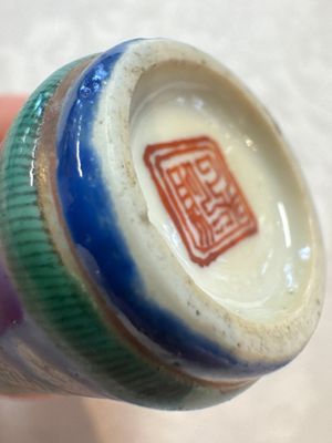 Five Chinese copper-red, blue and white, and polychrome snuff bottles, Yongzheng and Daoguang marks, 19/20th C. — 照片 8