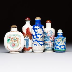 Five Chinese copper-red, blue and white, and polychrome snuff bottles, Yongzheng and Daoguang marks, 19/20th C. — 照片 1