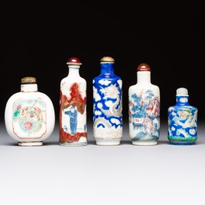 Five Chinese copper-red, blue and white, and polychrome snuff bottles, Yongzheng and Daoguang marks, 19/20th C. — 照片 2