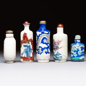 Five Chinese copper-red, blue and white, and polychrome snuff bottles, Yongzheng and Daoguang marks, 19/20th C. — 照片 3