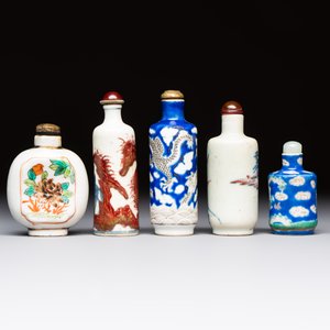 Five Chinese copper-red, blue and white, and polychrome snuff bottles, Yongzheng and Daoguang marks, 19/20th C. — 照片 4