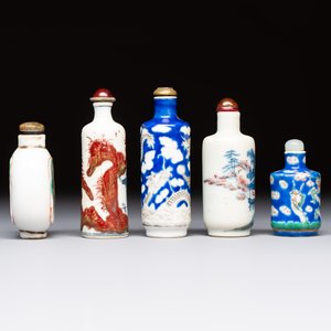 Five Chinese copper-red, blue and white, and polychrome snuff bottles, Yongzheng and Daoguang marks, 19/20th C. — 照片 5