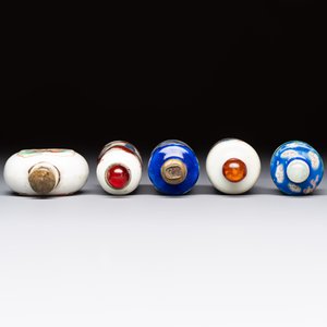 Five Chinese copper-red, blue and white, and polychrome snuff bottles, Yongzheng and Daoguang marks, 19/20th C. — 照片 6