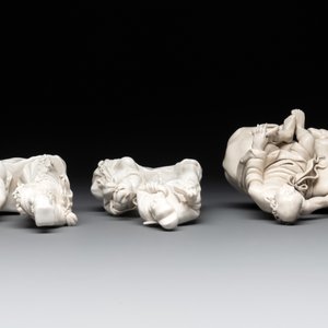 Five Chinese Dehua blanc de Chine groups, Dehua 德化 mark, 20th C. — 照片 4