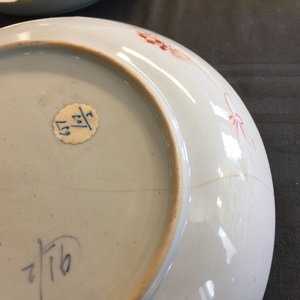 Five Chinese doucai, verte-rose and Imari style plates, Kangxi/Qianlong — photo 3
