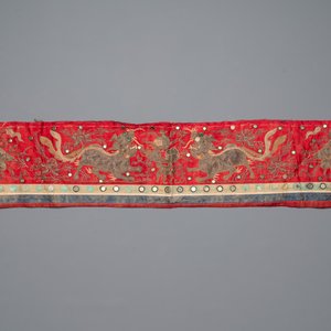 Five Chinese embroidered silk cloths with phoenixes, Buddhist lions and Sanxing, 19/20th C. — photo 8