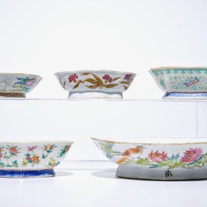 Five Chinese famille rose and qianjiang cai bowls and a famille rose plate, 18/20th C. — photo 2