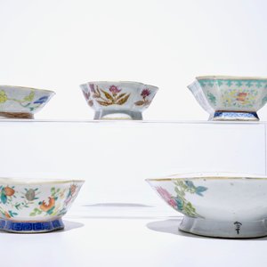 Five Chinese famille rose and qianjiang cai bowls and a famille rose plate, 18/20th C. — photo 3