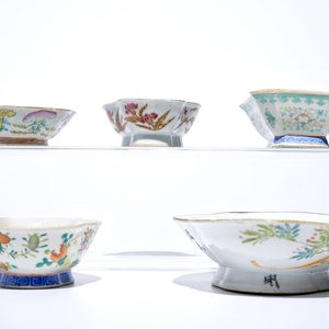 Five Chinese famille rose and qianjiang cai bowls and a famille rose plate, 18/20th C. — photo 5