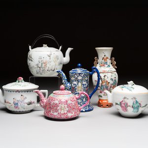 Five Chinese famille rose and qianjiang cai teapots and one wall vase, Qianlong and Guangxu marks, 19/20th C. — foto 1