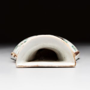 Five Chinese famille rose and qianjiang cai teapots and one wall vase, Qianlong and Guangxu marks, 19/20th C. — foto 12
