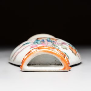 Five Chinese famille rose and qianjiang cai teapots and one wall vase, Qianlong and Guangxu marks, 19/20th C. — foto 13
