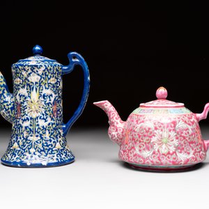 Five Chinese famille rose and qianjiang cai teapots and one wall vase, Qianlong and Guangxu marks, 19/20th C. — foto 14