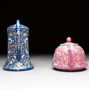 Five Chinese famille rose and qianjiang cai teapots and one wall vase, Qianlong and Guangxu marks, 19/20th C. — foto 15