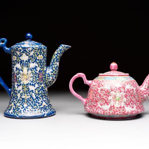 Five Chinese famille rose and qianjiang cai teapots and one wall vase, Qianlong and Guangxu marks, 19/20th C. — foto 16