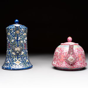 Five Chinese famille rose and qianjiang cai teapots and one wall vase, Qianlong and Guangxu marks, 19/20th C. — foto 17