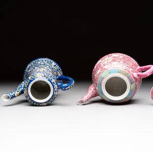 Five Chinese famille rose and qianjiang cai teapots and one wall vase, Qianlong and Guangxu marks, 19/20th C. — foto 18