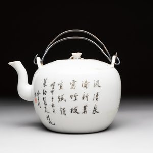 Five Chinese famille rose and qianjiang cai teapots and one wall vase, Qianlong and Guangxu marks, 19/20th C. — foto 20