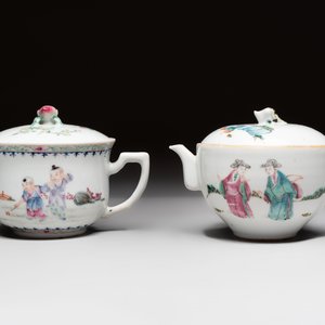 Five Chinese famille rose and qianjiang cai teapots and one wall vase, Qianlong and Guangxu marks, 19/20th C. — foto 2