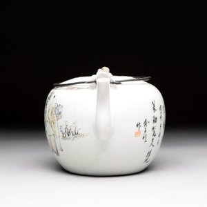 Five Chinese famille rose and qianjiang cai teapots and one wall vase, Qianlong and Guangxu marks, 19/20th C. — foto 23