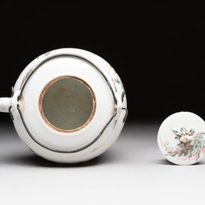 Five Chinese famille rose and qianjiang cai teapots and one wall vase, Qianlong and Guangxu marks, 19/20th C. — foto 24