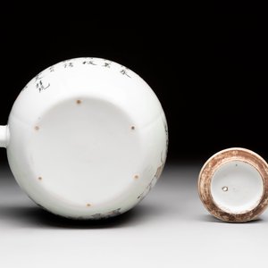 Five Chinese famille rose and qianjiang cai teapots and one wall vase, Qianlong and Guangxu marks, 19/20th C. — foto 25