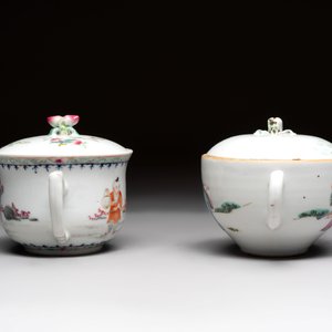 Five Chinese famille rose and qianjiang cai teapots and one wall vase, Qianlong and Guangxu marks, 19/20th C. — foto 3