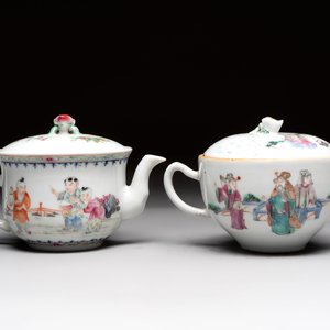 Five Chinese famille rose and qianjiang cai teapots and one wall vase, Qianlong and Guangxu marks, 19/20th C. — foto 4