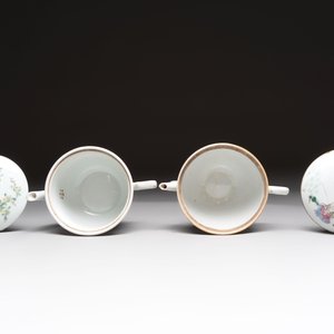 Five Chinese famille rose and qianjiang cai teapots and one wall vase, Qianlong and Guangxu marks, 19/20th C. — foto 6