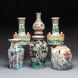 Five Chinese famille rose and verte vases and an armorial ewer, various marks, 20th C. — foto 1
