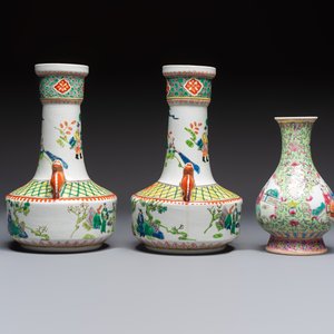Five Chinese famille rose and verte vases and an armorial ewer, various marks, 20th C. — foto 11