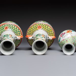 Five Chinese famille rose and verte vases and an armorial ewer, various marks, 20th C. — foto 12