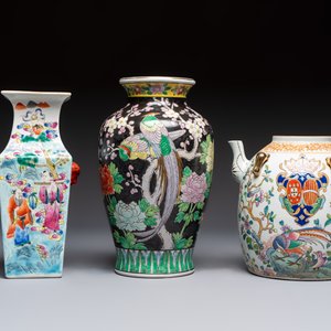 Five Chinese famille rose and verte vases and an armorial ewer, various marks, 20th C. — foto 2