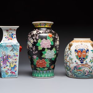 Five Chinese famille rose and verte vases and an armorial ewer, various marks, 20th C. — foto 4
