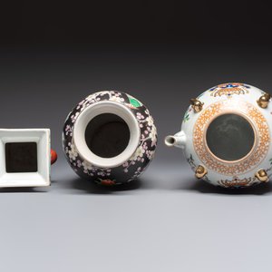 Five Chinese famille rose and verte vases and an armorial ewer, various marks, 20th C. — foto 6