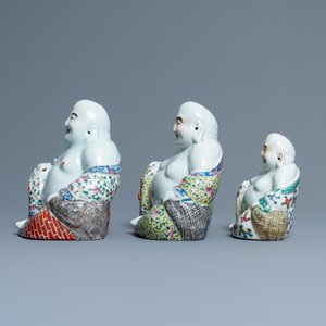 Five Chinese famille rose and white figures of Buddha, seal marks, 19/20th C. — 照片 12