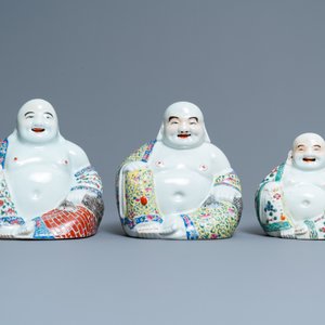 Five Chinese famille rose and white figures of Buddha, seal marks, 19/20th C. — 照片 9