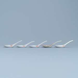 Five Chinese famille rose 'Buddhist lion' spoons, 19th C. — 照片 4