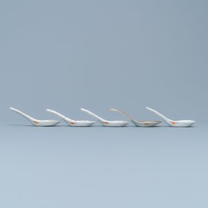 Five Chinese famille rose 'Buddhist lion' spoons, 19th C. — 照片 5