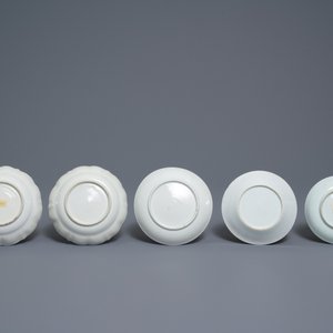 Five Chinese famille rose cups and saucers and two 'Mandarin' teapots, Yongzheng/Qianlong — photo 3