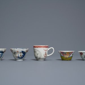 Five Chinese famille rose cups and saucers and two 'Mandarin' teapots, Yongzheng/Qianlong — photo 6