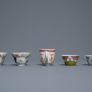Five Chinese famille rose cups and saucers and two 'Mandarin' teapots, Yongzheng/Qianlong — photo 7