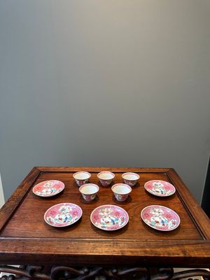 Five Chinese famille rose cups and saucers with figures, Yongzheng — foto 1