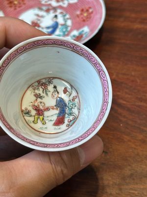 Five Chinese famille rose cups and saucers with figures, Yongzheng — foto 13