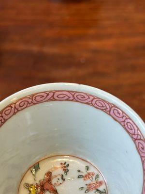 Five Chinese famille rose cups and saucers with figures, Yongzheng — foto 18