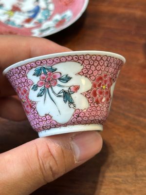 Five Chinese famille rose cups and saucers with figures, Yongzheng — foto 10
