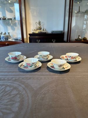 Five Chinese famille rose cups and saucers with horses, birds and flowers, Yongzheng/Qianlong — 照片 1