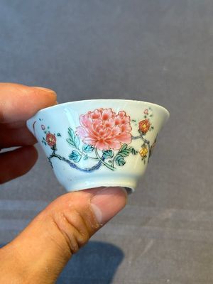 Five Chinese famille rose cups and saucers with horses, birds and flowers, Yongzheng/Qianlong — 照片 13