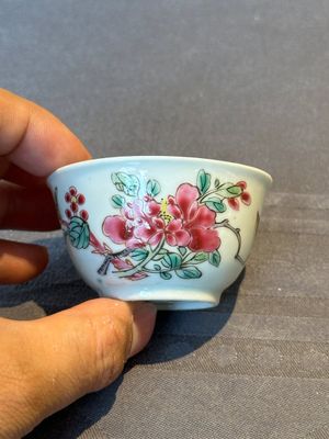 Five Chinese famille rose cups and saucers with horses, birds and flowers, Yongzheng/Qianlong — 照片 2
